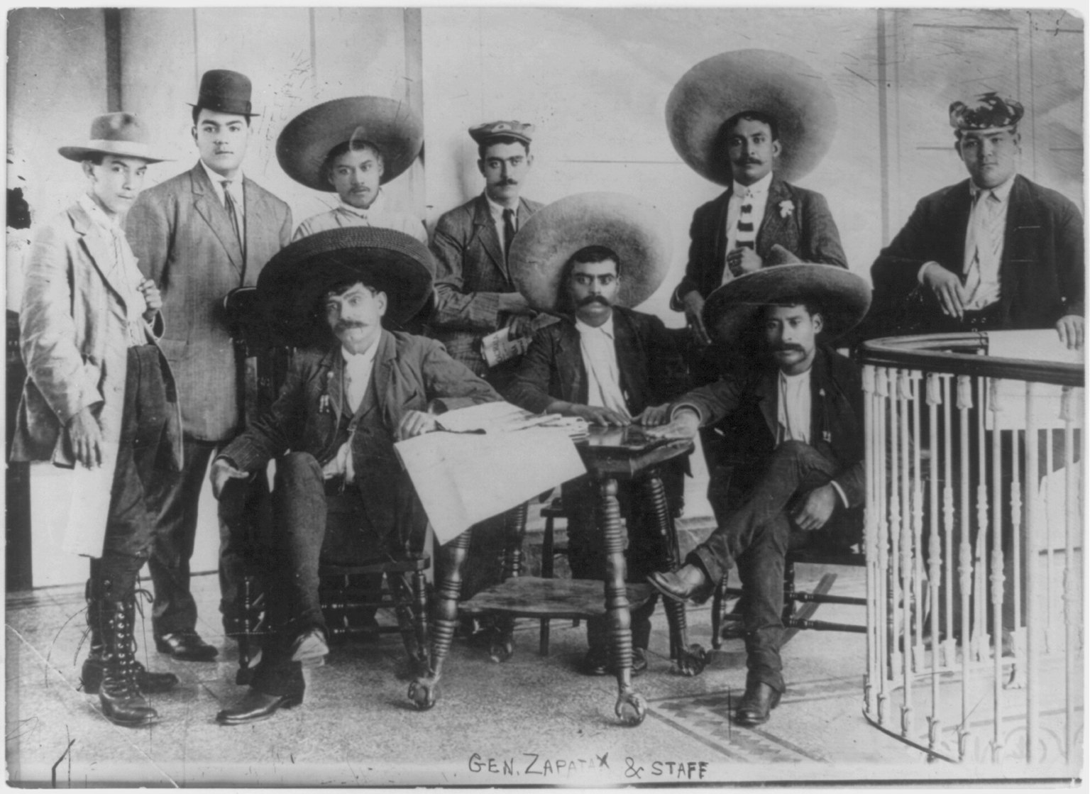Emiliano Zapata acompañado de integrantes de su estado mayor